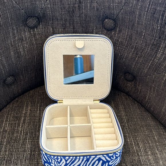 Lilly Pulitzer Jewelry Case in Zee Bebe - Picture 6 of 7